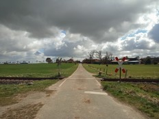 Die Feldmark von Eutzen. Der Wirtschaftsweg kreuzt die Bahnstrecke von Wittingen nach Gifhorn. Im Hintergrund befindet sich das Dorf Eutzen.