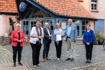 Ministerin Birgit Honé übergab am 11.08.2021 in Northeim einen Förderbescheid für das Projekt „Wohnen in der Altstadt – Reaktivierung im Bestand des Fachwerk5Ecks“ aus dem Programm „Zukunftsräume“