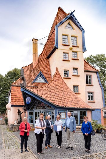 Ministerin Birgit Honé übergab am 11.08.2021 in Northeim einen Förderbescheid für das Projekt „Wohnen in der Altstadt – Reaktivierung im Bestand des Fachwerk5Ecks“ aus dem Programm „Zukunftsräume“