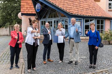 Ministerin Birgit Honé übergab am 11.08.2021 in Northeim einen Förderbescheid für das Projekt „Wohnen in der Altstadt – Reaktivierung im Bestand des Fachwerk5Ecks“ aus dem Programm „Zukunftsräume“