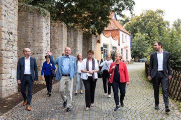 Ministerin Birgit Honé übergab am 11.08.2021 in Northeim einen Förderbescheid für das Projekt „Wohnen in der Altstadt – Reaktivierung im Bestand des Fachwerk5Ecks“ aus dem Programm „Zukunftsräume“