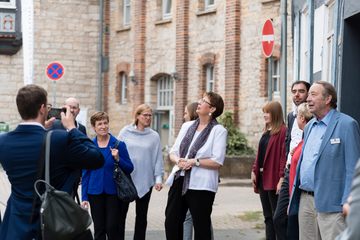 Ministerin Birgit Honé übergab am 11.08.2021 in Northeim einen Förderbescheid für das Projekt „Wohnen in der Altstadt – Reaktivierung im Bestand des Fachwerk5Ecks“ aus dem Programm „Zukunftsräume“