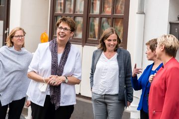 Ministerin Birgit Honé übergab am 11.08.2021 in Northeim einen Förderbescheid für das Projekt „Wohnen in der Altstadt – Reaktivierung im Bestand des Fachwerk5Ecks“ aus dem Programm „Zukunftsräume“