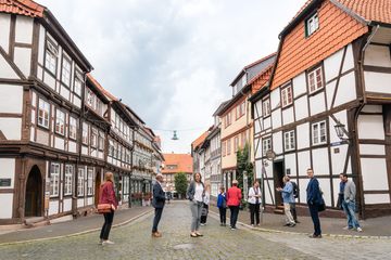 Ministerin Birgit Honé übergab am 11.08.2021 in Northeim einen Förderbescheid für das Projekt „Wohnen in der Altstadt – Reaktivierung im Bestand des Fachwerk5Ecks“ aus dem Programm „Zukunftsräume“