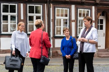 Ministerin Birgit Honé übergab am 11.08.2021 in Northeim einen Förderbescheid für das Projekt „Wohnen in der Altstadt – Reaktivierung im Bestand des Fachwerk5Ecks“ aus dem Programm „Zukunftsräume“