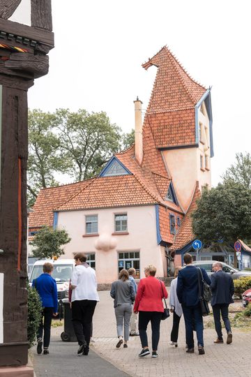 Ministerin Birgit Honé übergab am 11.08.2021 in Northeim einen Förderbescheid für das Projekt „Wohnen in der Altstadt – Reaktivierung im Bestand des Fachwerk5Ecks“ aus dem Programm „Zukunftsräume“