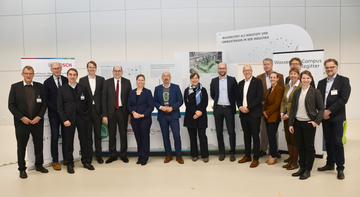 Gruppenbild mit Ministerin Osigus und Staatssekretär Wunderling-Weilbier am Wasserstoff Campus Salzgitter