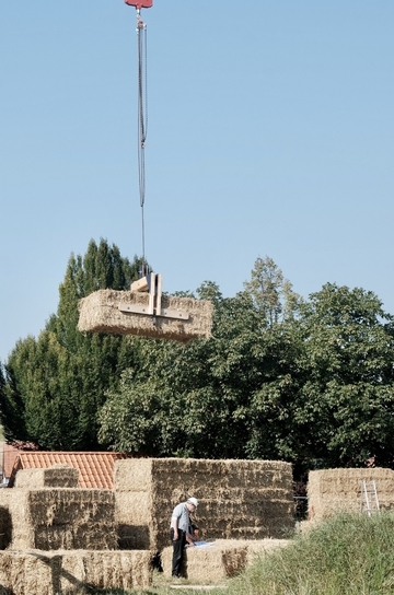 Die Strohballen werden gestapelt.