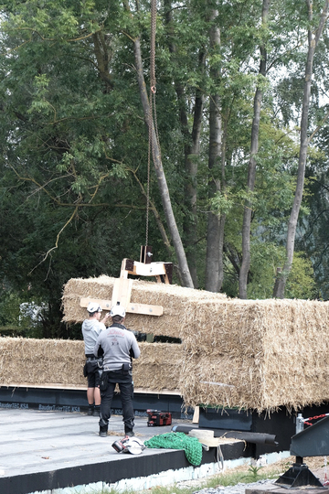 Die Großballen werden zu Mauern gestapelt.