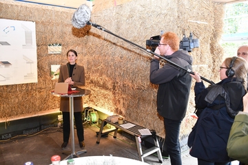 Ministerin Staudte steht am Rednerpult und begrüßt die Gäste.
