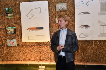 Architektin Anna Dienberg berichtete von den Vorteilen und Herausforderungen beim Bauen mit Strohballen.