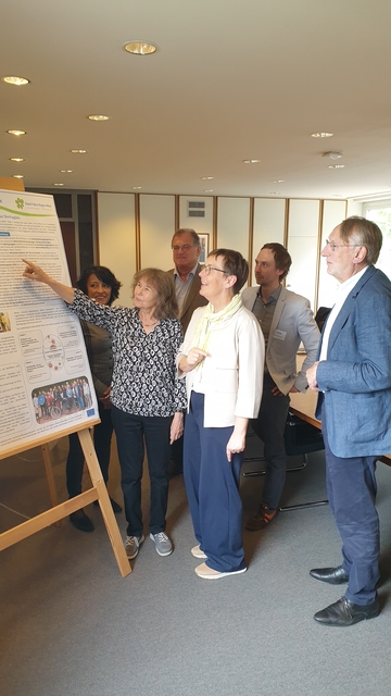 Dorfplanerin Karin Bukies gibt der Landesbeauftragten Dr. Ulrike Witt und dem Europaabgeordneten Bernd Lange einen Überblick über die Dorfregion Kanal-Fuhse.