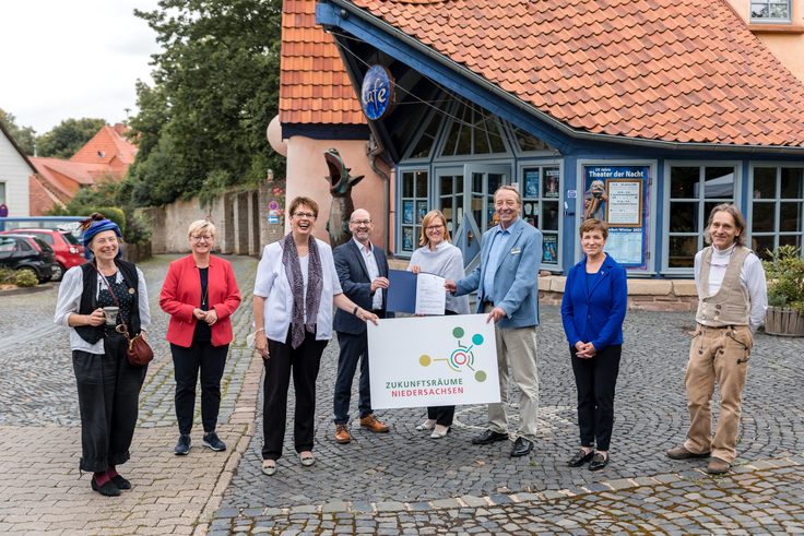 Ministerin Birgit Honé übergab am 11.08.2021 in Northeim einen Förderbescheid für das Projekt „Wohnen in der Altstadt – Reaktivierung im Bestand des Fachwerk5Ecks“ aus dem Programm „Zukunftsräume“