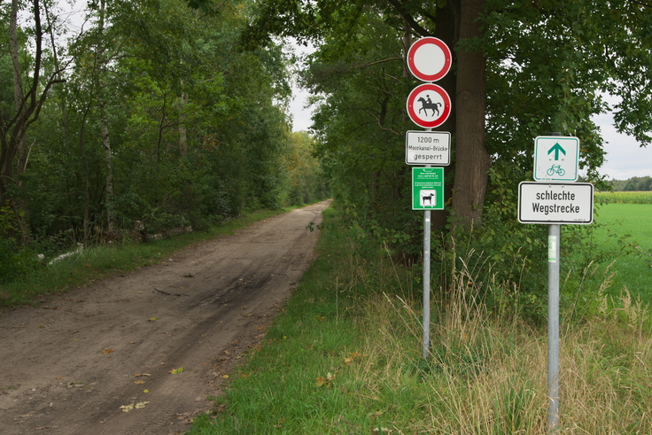 Weg Entwurfsnummer 104 (Westerbecker Weg) am Ortsausgang von Neudorf-Platendorf.. Der Ausbau bis zur Moorkanalbrücke ist im kommenden in 2022 vorgesehen. Der Ausbau vom Moorkanal bis kurz vor Westerbeck ist bereits ausgeführt.