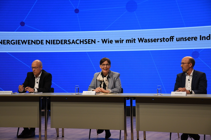 Die Landesbeauftragte Dr. Ulrike Witt präsentiert auf der Pressekonferenz