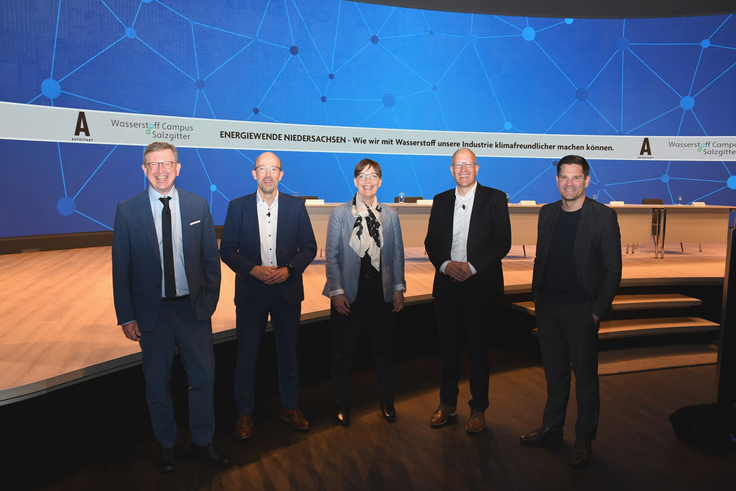 Das Bild zeigt die Teilnehmer der Pressekonferenz: Armin Maus, Michael Gensicke, Dr. Ulrike Witt, Prof. Dr.-Ing. Christoph Herrmann und Thomas Ahlswede-Brech