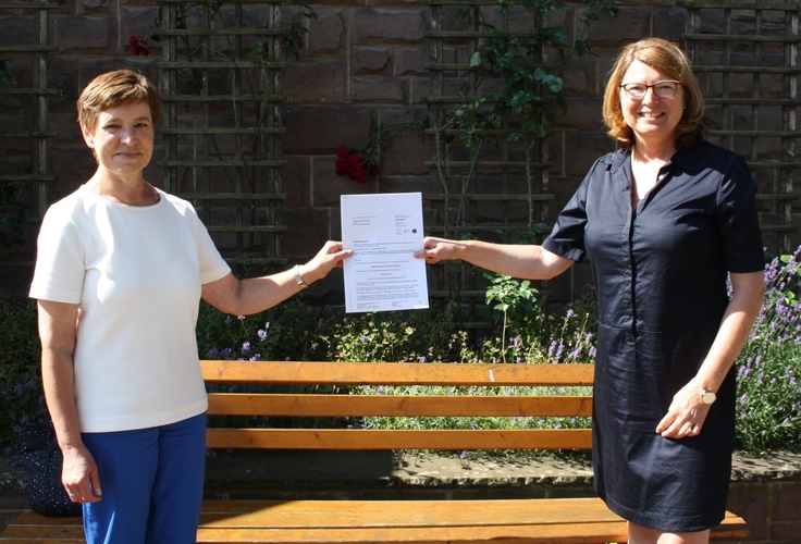 Astrid Paus überreichte den Förderbescheid an die Bürgermeisterin Susanne Glombitza.