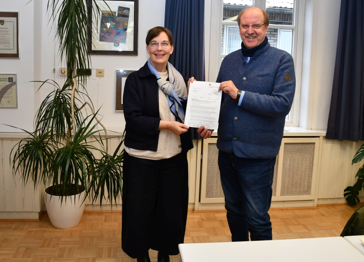 Dr. Ulrike Witt überreicht den Förderbescheid im Hornburger Rathaus