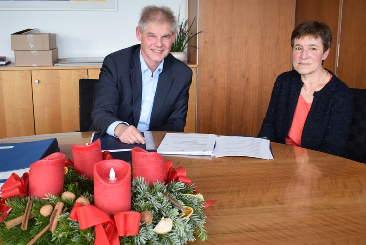 Bescheidübergabe an Oberbürgermeister Frank Klingebiel im Rathaus Salzgitter.