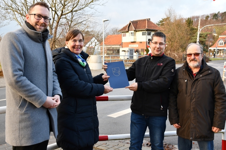 Übergabe des Förderbescheids vor dem Bahnhof Baddeckenstedt