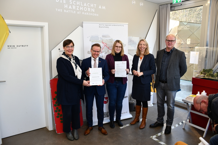 Übergabe der Tafel an die LEADER-Region Osterode am Harz