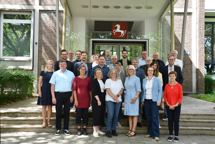 Gruppenbild der Teilnehmenden vor dem ArL Braunschweig beim ersten LEADER-Koordinierungstreffen