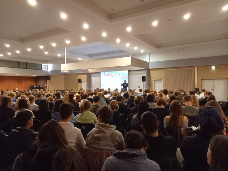 Auch im Phoenix Gymnasium in Wolfsburg-Vorsfelde diskutierte Ingo Espenschied mit den Schülerinnen und Schülern.