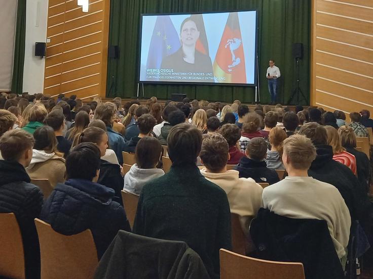 Schüler sitzen in der Aula des Theodor-Heuss-Gymnasiums.