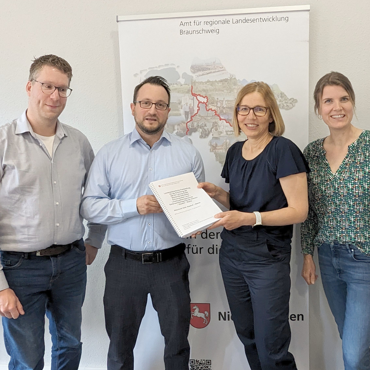 Übergabe der Landesplanerischen Feststellung im Amt für regionale Landesentwicklung Braunschweig.