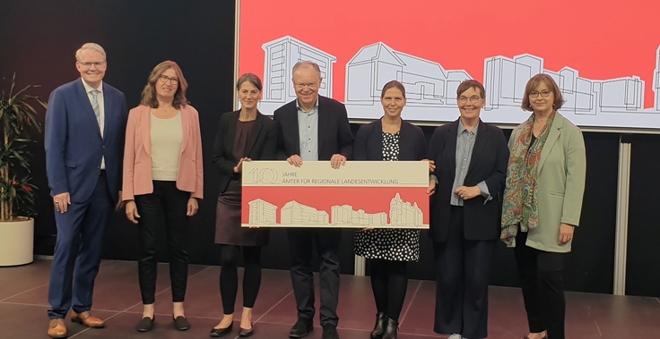 Gruppenfoto der Landesbeauftragten mit dem Ministerpräsidenten Stephan Weil
