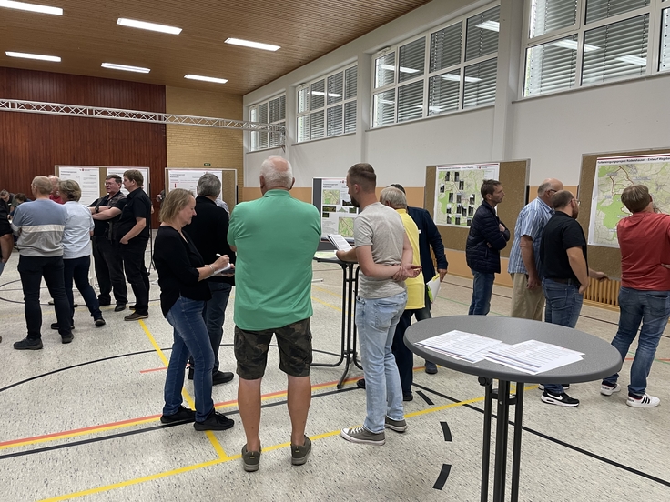 Gäste der Infoveranstaltung informierten sich zu den Flurbereinigungsplänen in Rüdershausen.