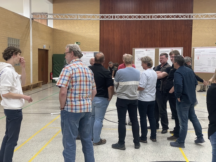 Gäste diskutieren mit den Vertreten des ArL, des Landvolkes und der Gemeinde.
