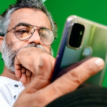 Älterer Mann mit Smartphone