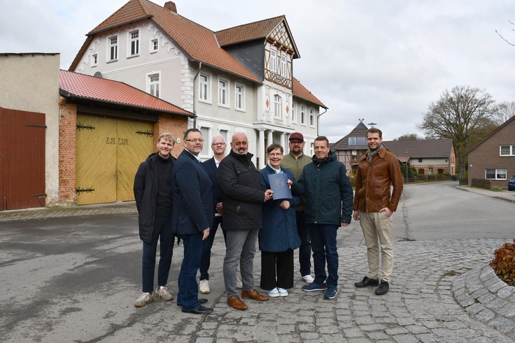 Landesbeauftragte Dr. Ulrike Witt überreichte den Gemeindevertretern der Dorfregion „Mitten an der kleinen Aller“ die Aufnahmeerklärung ins niedersächsische Dorfentwicklungsprogramm.