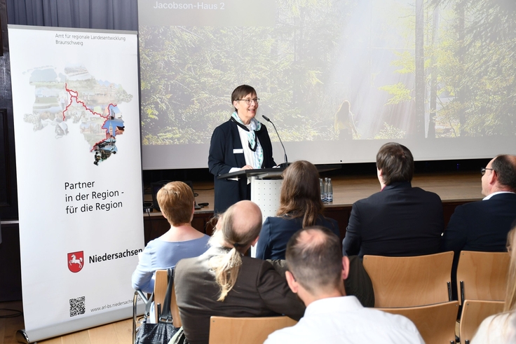 Landesbeauftragte Dr. Ulrike Witt lud die Gäste ein, ihre Ideen und Empfehlungen für die Transformation der Region aktiv einzubringen.