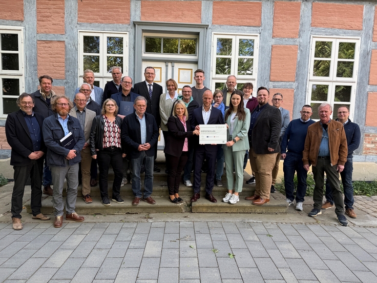 Gruppenbild bei der Bescheidübergabe