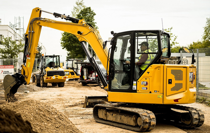 Bagger verräumen Erde auf Baustelle
