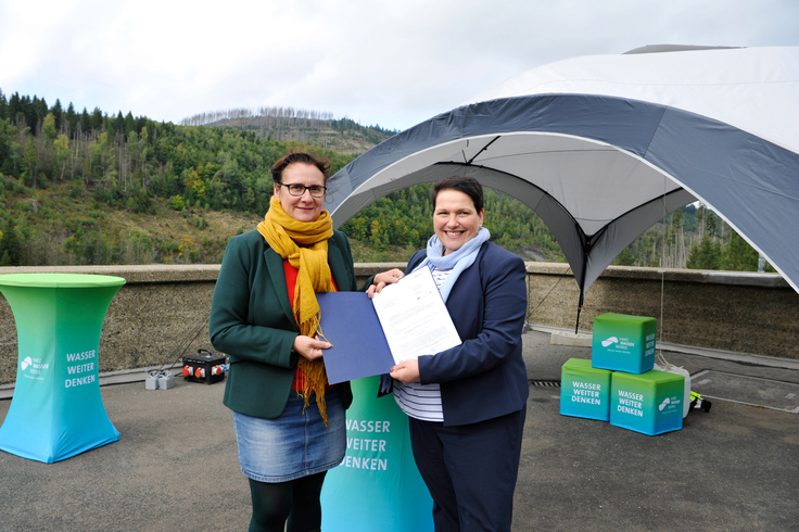 Ministerin Melanie Walter (rechts) überreichte den Förderbescheid an die Präsidentin der TU Clausthal, Dr.-Ing. Sylvia Schattauer.