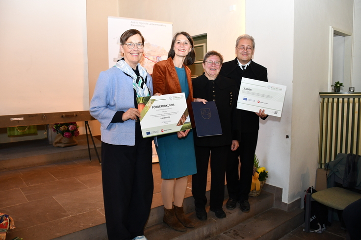 Der Förderverein Schroederstollen e.V. wird die Gleisanlage erweitern: (v.l.) Landesbeauftragte Dr. Ulrike Witt, Landwirtschaftsministerin Miriam Staudte, Astrid Dützer, Stefan Dützer (beide Förderverein Schroederstollen e.V.)