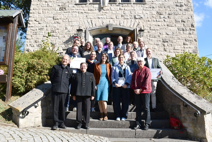 Gruppenbild mit Ministerin Miriam Staudte und Landesbeauftragten Dr. Ulrike Witt vor der St. Petrus Kapelle in Schulenberg