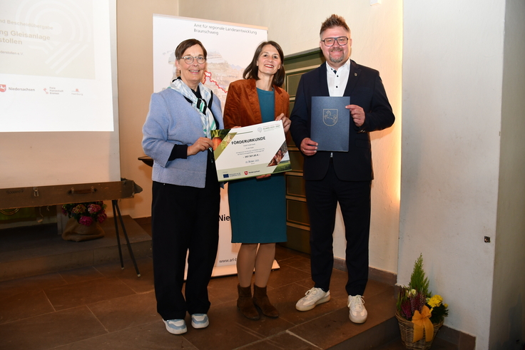 Die Dorfregion „Duderstädter Dörfer“ wird das Mehrzweckgebäude Immingerode sanieren: (v.l.) Landesbeauftragte Dr. Ulrike Witt, Landwirtschaftsministerin Miriam Staudte, Bürgermeister Thorsten Feike