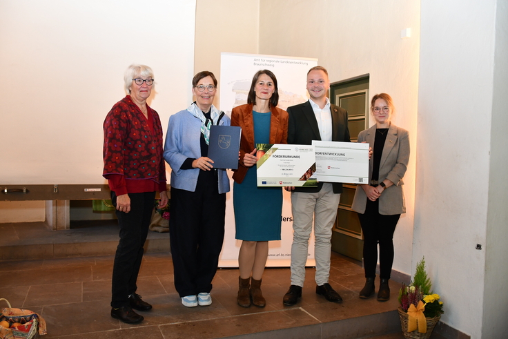 Die Dorfregion „Bad Gandersheim“ wird die Außenanlage der Kirche in Wrescherode umgestalten: (v.l.) Walburga Johannes (Dorfmoderatorin), Landesbeauftragte Dr. Ulrike Witt, Ministerin Miriam Staudte, Bürgermeister Niklas Kielhorn, Lisa-Sophie Winkel