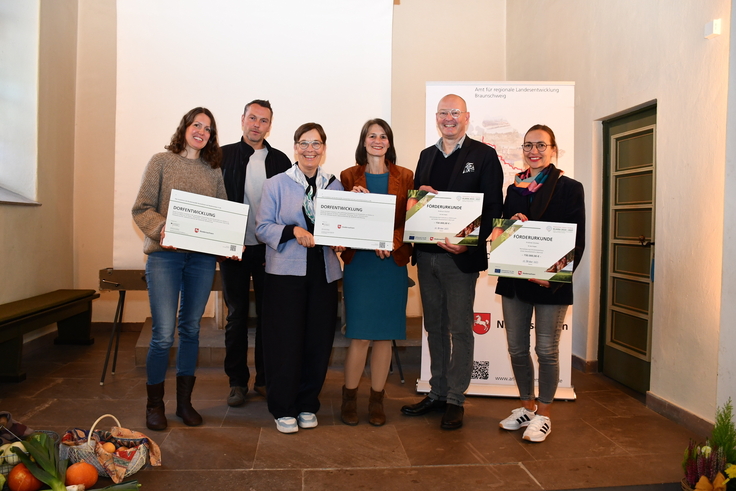 Ein Vier-Seiten-Hof in Bornum wird zu neuem Leben erweckt: (v.l.) Imke Maron, Christian Schulte (beide Architekten), Landesbeauftragte Dr. Ulrike Witt, Landwirtschaftsministerin Miriam Staudte, Andreas Michael Glücker, Judith Glücker