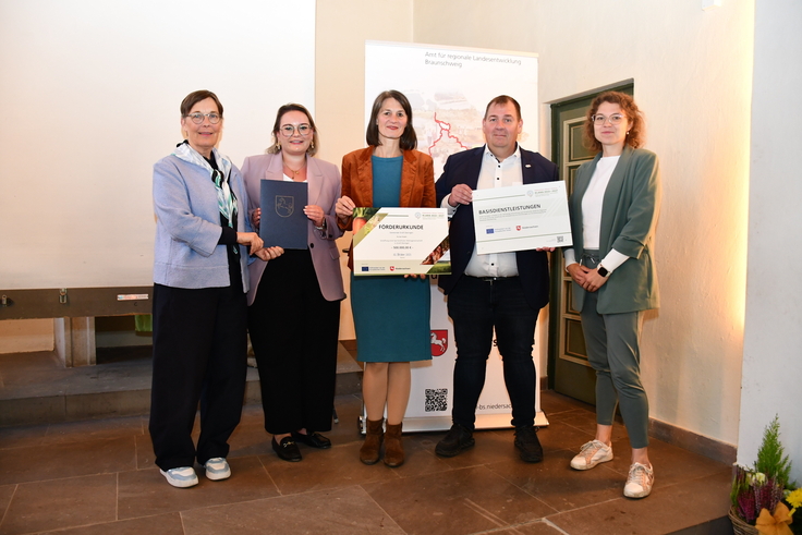 Eine barrierefreie Wohngemeinschaft wird in Groß Oesingen gebaut: (v.l.) Landesbeauftragte Dr. Ulrike Witt, Lena-Sophie Laue (MdL), Landwirtschaftsministerin Miriam Staudte, Bürgermeister Ewald Heers, Frau Hanuschka (Gemeinde Groß Oesingen)