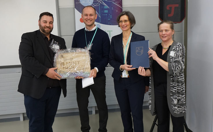 Gruppenfoto bei der Eröffnung des MINTmachRaumes