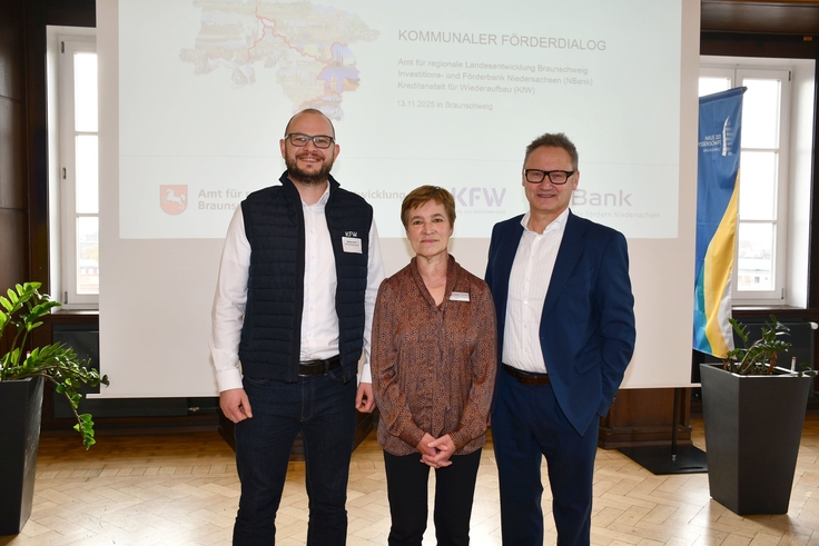 (v.l.) Stefan Kahl (KfW), Astrid Paus (ArL Braunschweig) und Michael Kiesewetter (NBank) luden zum Kommunalen Förderdialog nach Braunschweig ein.