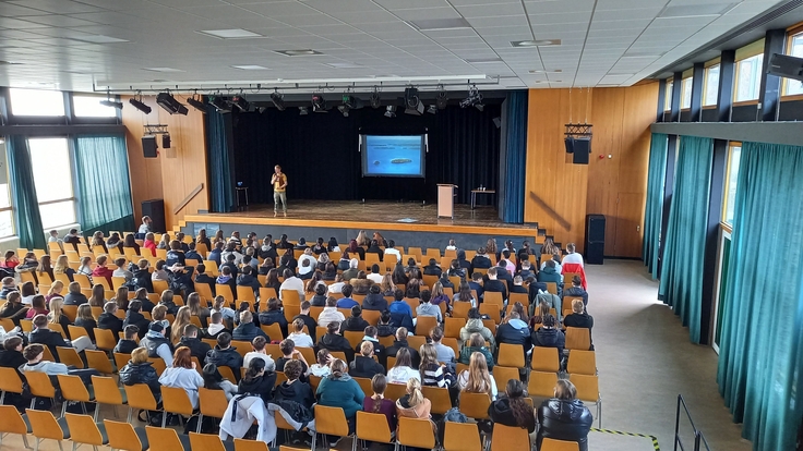 Oliver Lück spricht vor Jugendlichen im Schulzentrum Seesen.