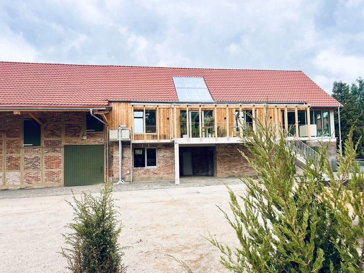 Co-Working-Space in einer leerstehenden, sanierungsbedürftigen Scheune und Berta´s Küche