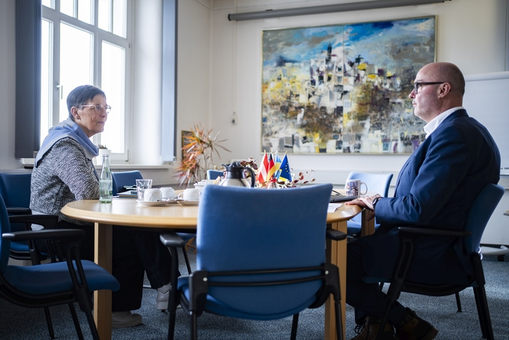 Landesbeauftragte Dr. Ulrike Witt und Bürgermeister Simon Hartmann im Gespräch.