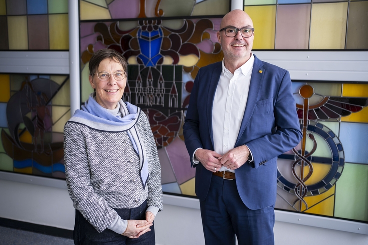 Landesbeauftragte Dr. Ulrike Witt und Bürgermeister Simon Hartmann im Gespräch.